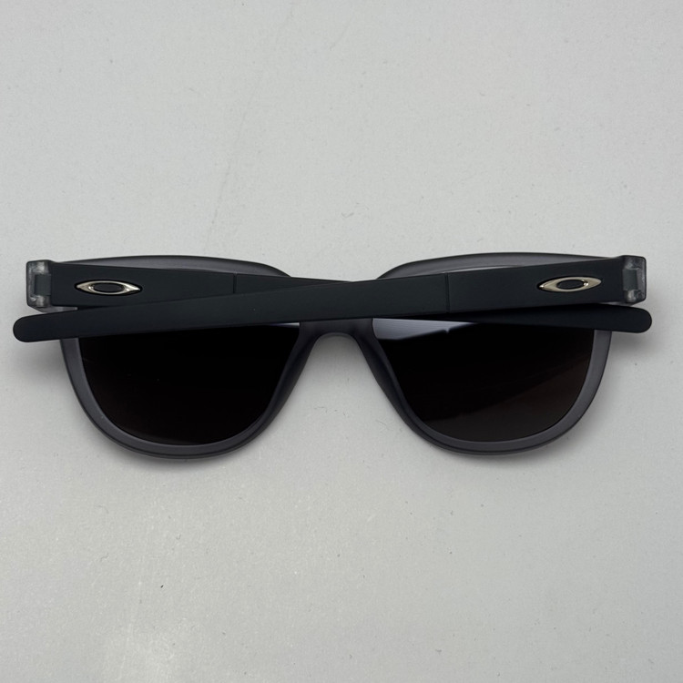 عینک آفتابی اوکلی سبک OAKLEY طوسی عدسی آبی آیینه ای کد 2435