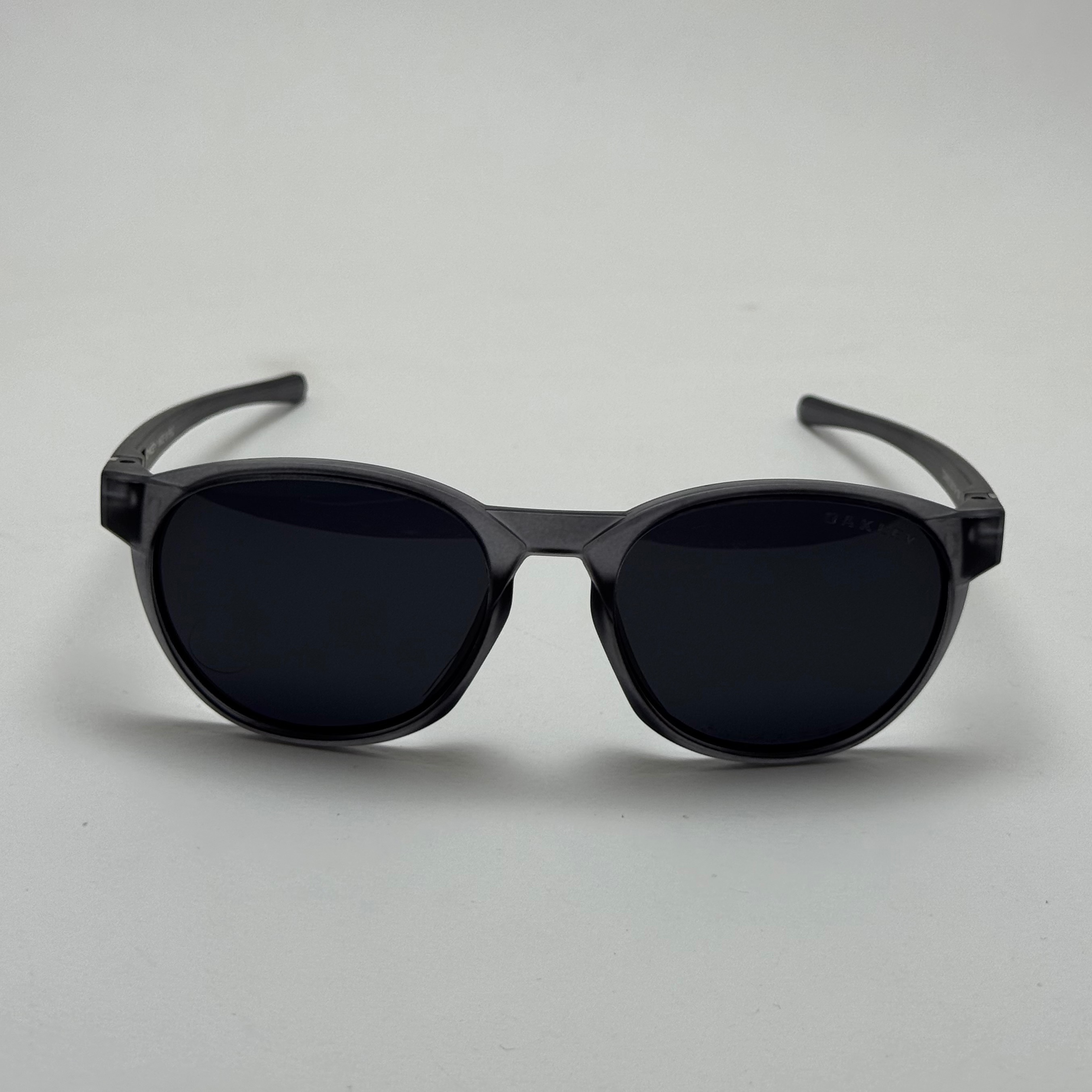 عینک آفتابی پلاریزه اوکلی Oakley طوسی عدسی مشکی گرد کد TO4910