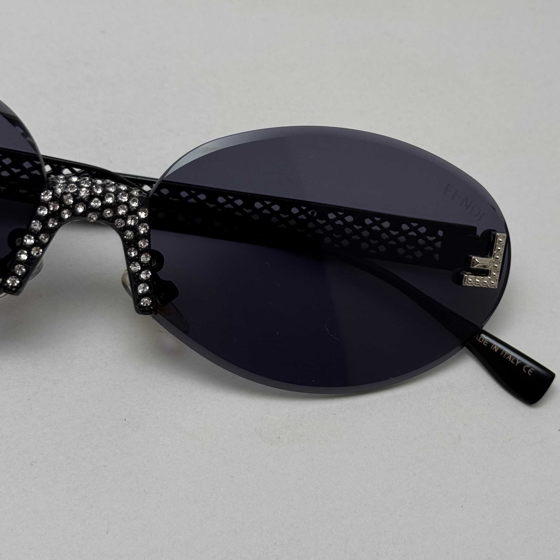 عینک آفتابی زنانه فندی Fendi فریم لس بیضی مدل Oval Frame Diamond Style نگین کاری شده کیفیت مستر تمام مشکی