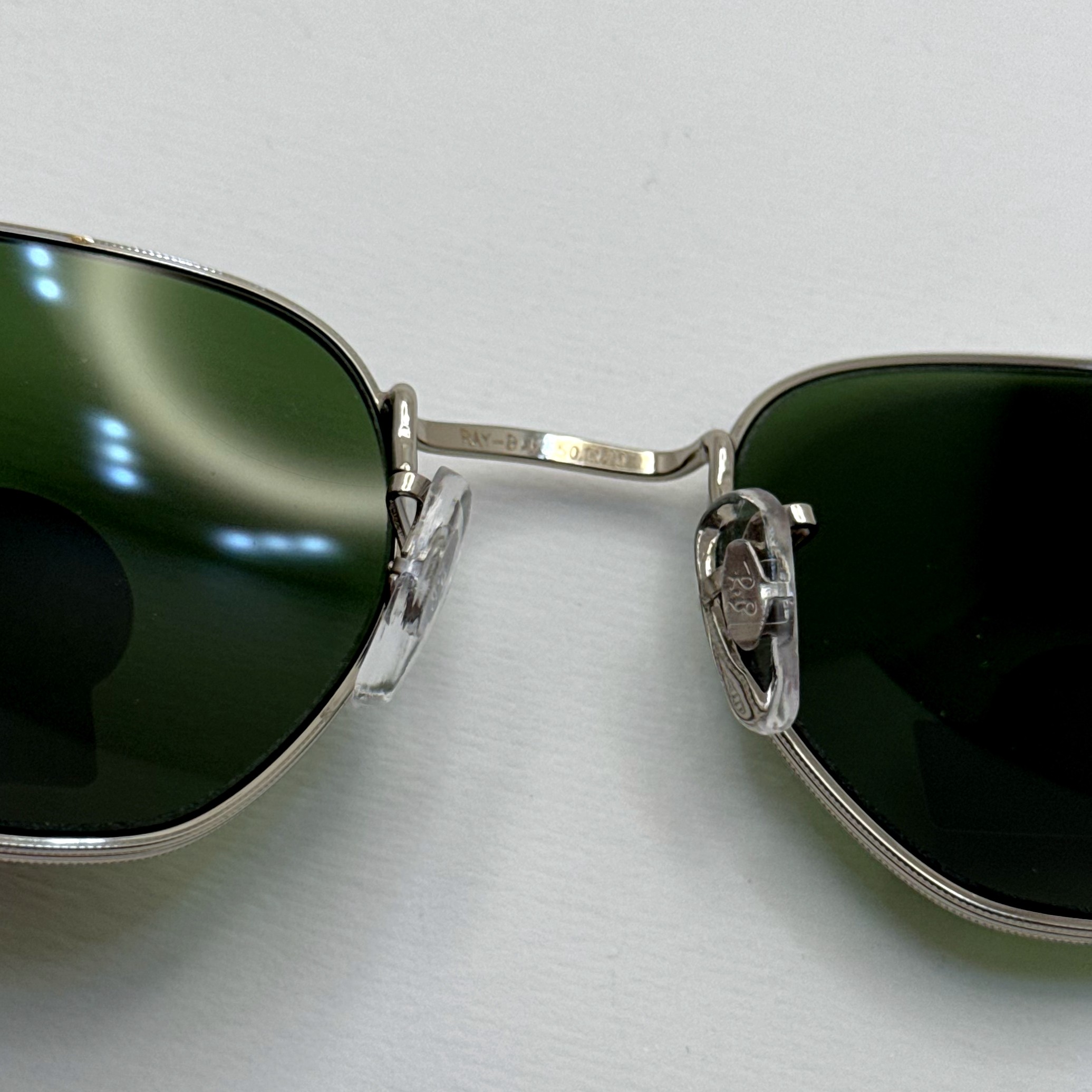 عینک ریبن هگزونال شیشه سنگ سبز فریم نقره ای به همراه پک کامل ریبن کد Rayban RB 3548