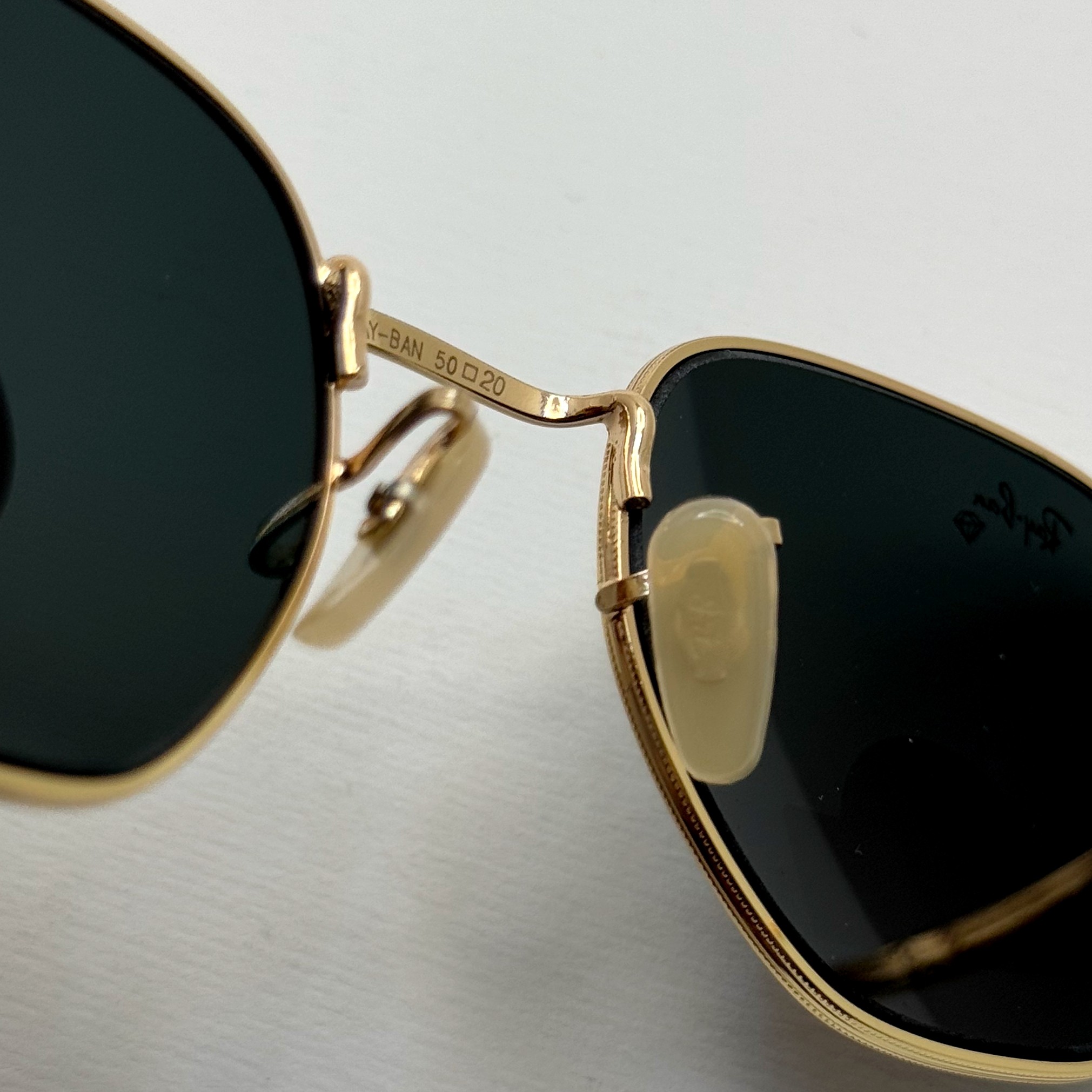 عینک ریبن هگزونال شیشه سنگ مشکی فریم طلایی به همراه پک کامل ریبن کد Rayban RB 3548