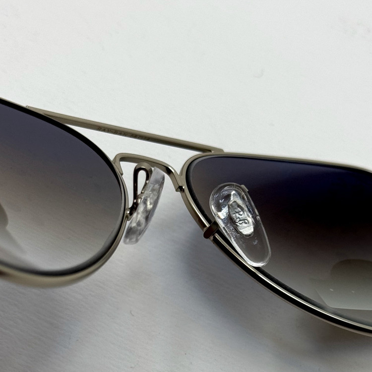عینک ریبن خلبانی شیشه سنگ آبی هایلایت فریم نقره ای به همراه پک کامل ریبن کد Rayban RB 3025