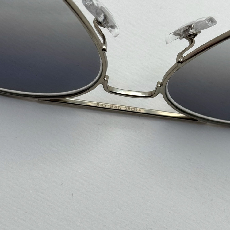 عینک ریبن خلبانی شیشه سنگ آبی هایلایت فریم نقره ای به همراه پک کامل ریبن کد Rayban RB 3025