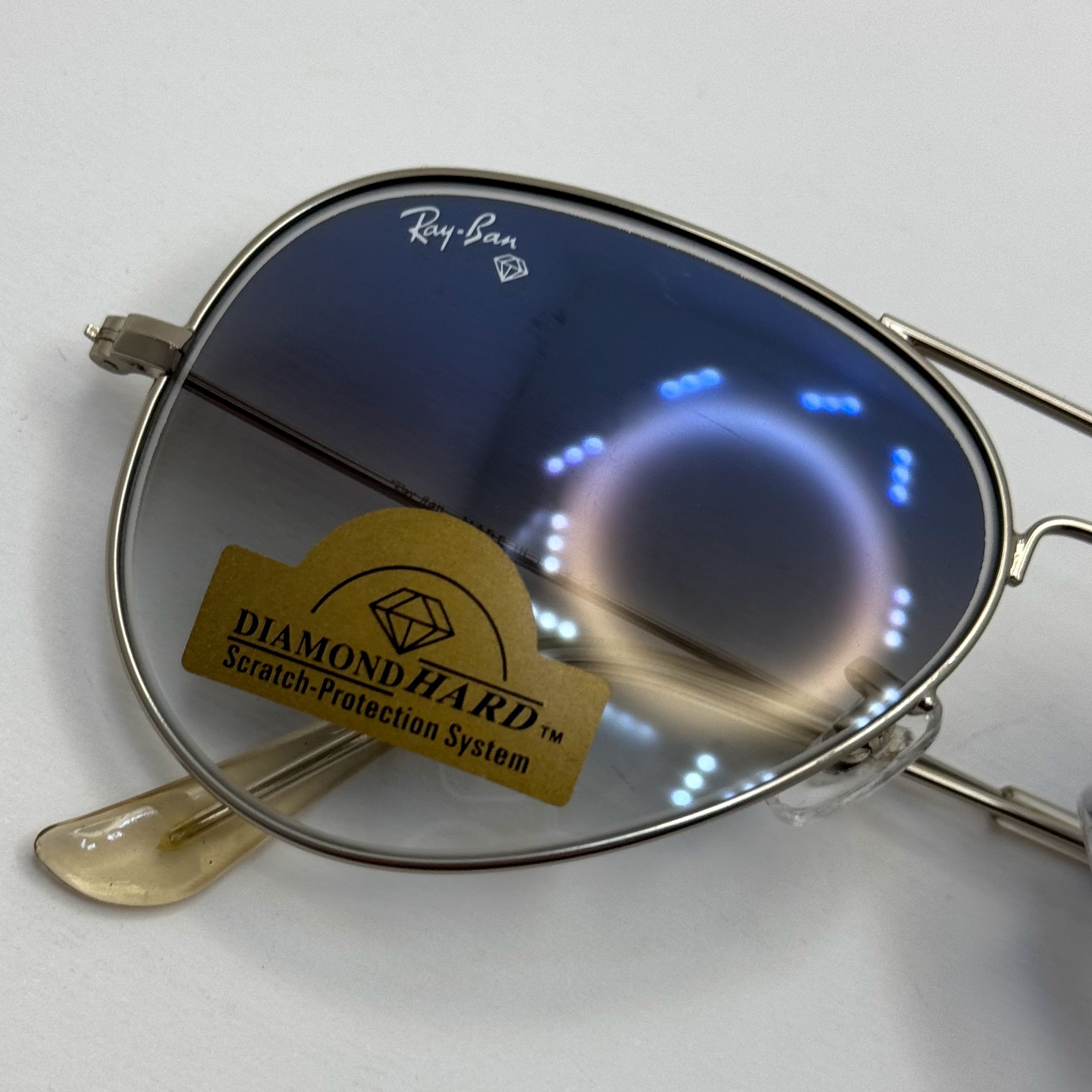 عینک ریبن خلبانی شیشه سنگ آبی هایلایت فریم نقره ای به همراه پک کامل ریبن کد Rayban RB 3025