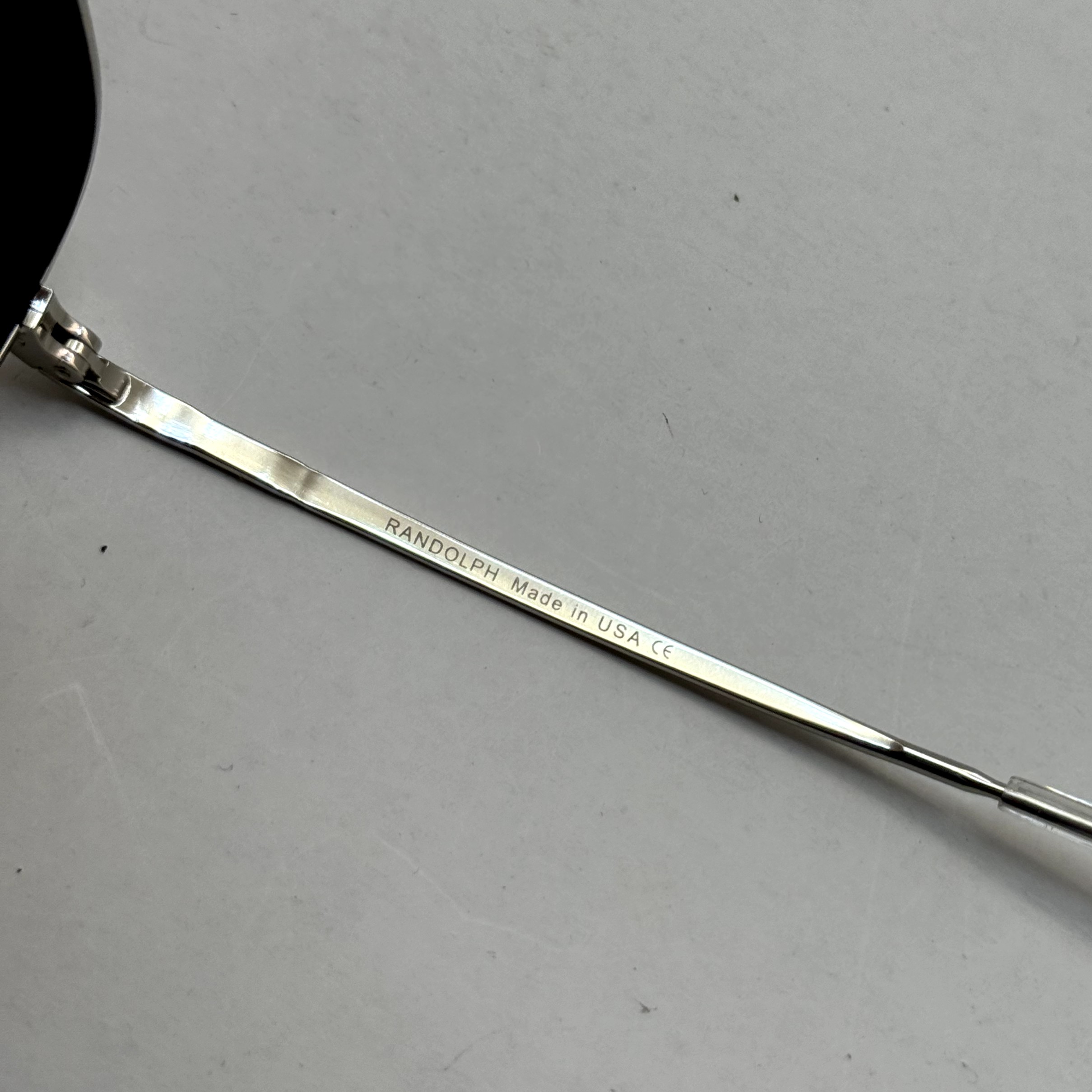 عینک آفتابی خلبانی رندولف شیشه سنگ آنتی رفلکس مشکی فریم نقره ای فول پک RANDOLPH AVIATOR RE 58 WHITE GOLD