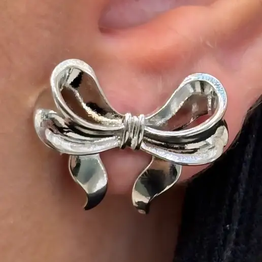 گوشواره زنانه و دخترانه آبکاری نقره پاپیونی ضد حساسیت و رنگ ثابت کد agy (پس کرایه)