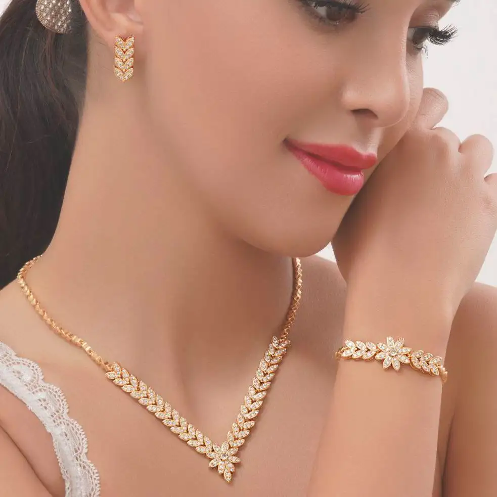 سرویس زنانه گردنبند-گوشواره-دستبند جواهری نگین خوشه ای V رنگ ثابت کد amp (پس کرایه)