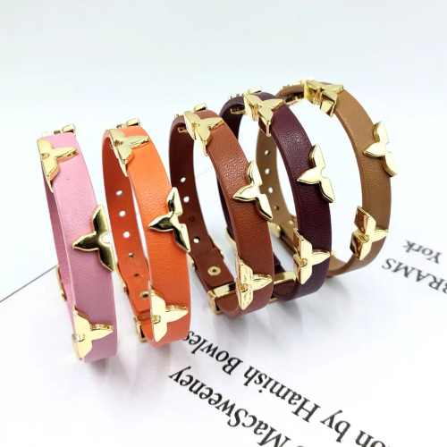 دستبند زنانه و دخترانه چرم و پلاک استیل طلایی طرح لویی ویتون LV رنگ ثابت کد amp (پس کرایه)