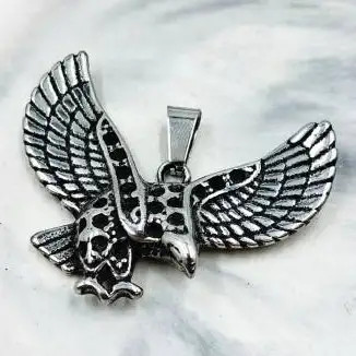 پلاک و آویز گردنبند استیل طرح پرواز عقاب نگین مشکی رنگ ثابت کد amp (پس کرایه)