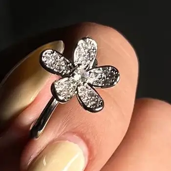 انگشتر زنانه و دخترانه جواهری طرح گل 5پر ضد حساسیت رنگ ثابت فری سایز کد atk (پس کرایه)