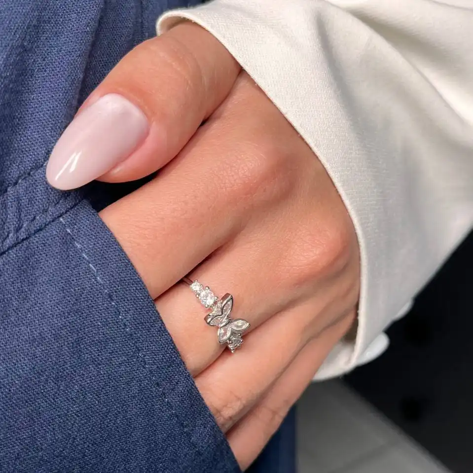 انگشتر زنانه و دخترانه جواهری طرح پروانه ای ظریف فانتزی ضد حساسیت رنگ ثابت فری سایز کد atk (پس کرایه)