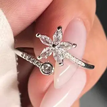 انگشتر زنانه و دخترانه جواهری طرح گل و تک نگین سفید ضد حساسیت رنگ ثابت فری سایز کد atk (پس کرایه)