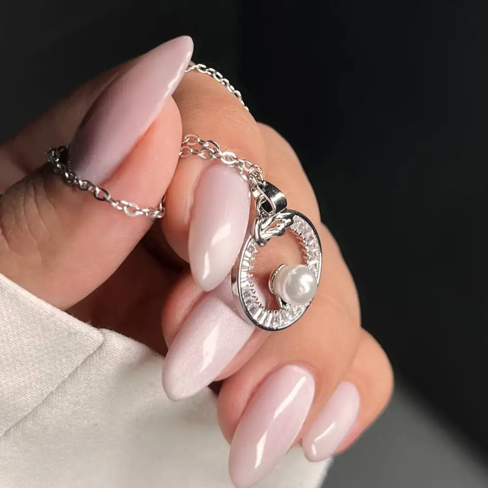 گردنبند و آویز زنانه جواهری طرح حلقه دور نگین کاری و تک مروارید رنگ نقره ای ضد حساسیت رنگ کاملا ثابت کد atk (پس کرایه)