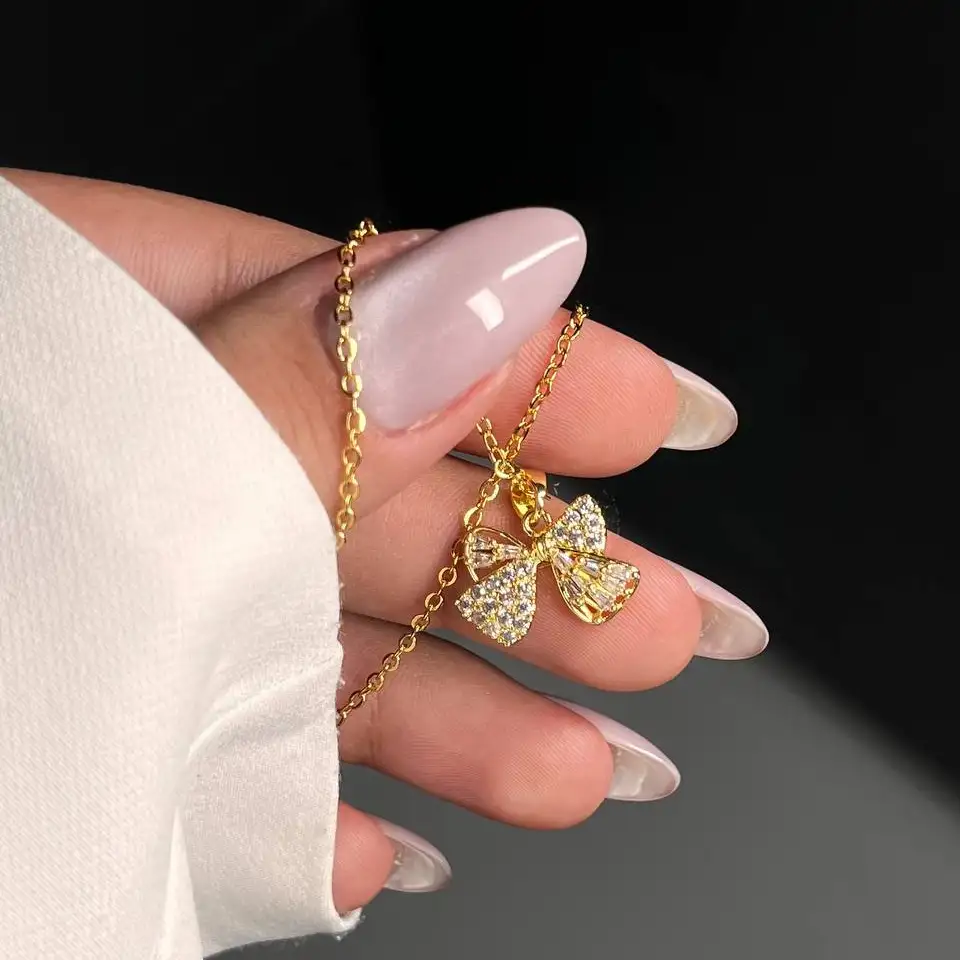 گردنبند و آویز زنانه جواهری طرح آویز پاپیون نگین دار ضد حساسیت رنگ کاملا ثابت کد atk (پس کرایه)