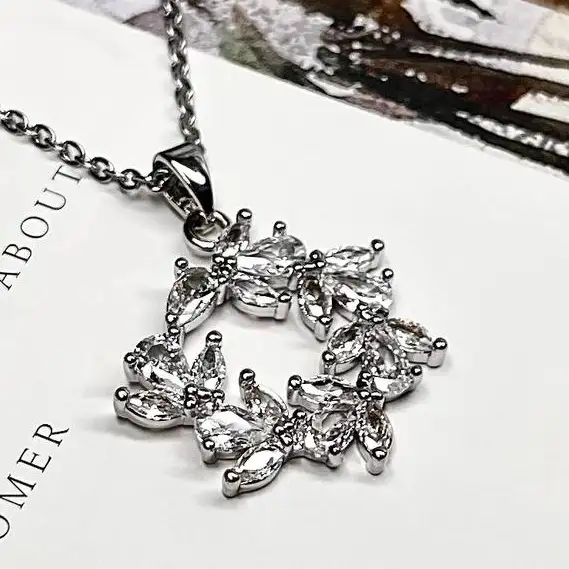 گردنبند و آویز زنانه جواهری طرح نگین کاری رنگ نقره ای ضد حساسیت رنگ کاملا ثابت کد atk (پس کرایه)