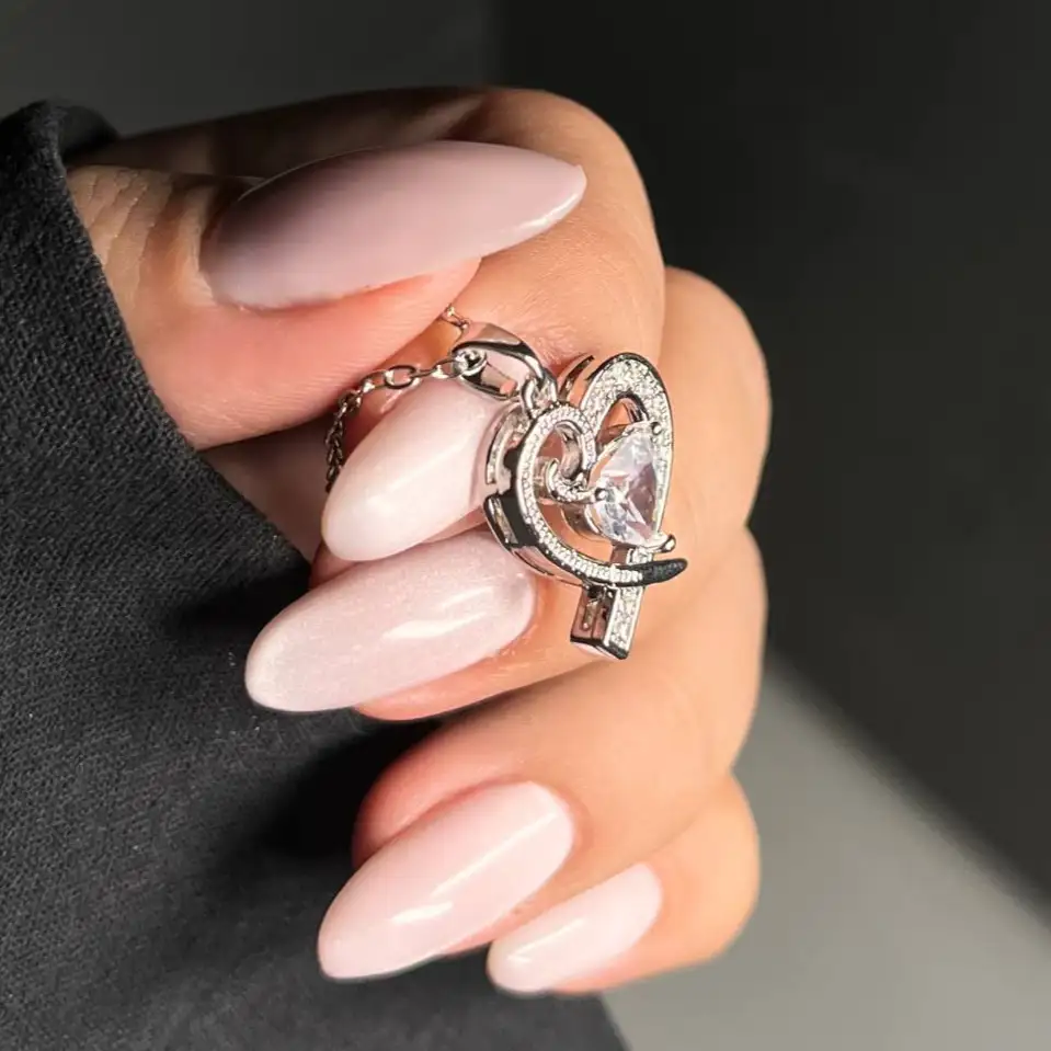 گردنبند و آویز زنانه جواهری طرح قلب نگین دار رنگ نقره ای ضد حساسیت رنگ کاملا ثابت کد atk (پس کرایه)