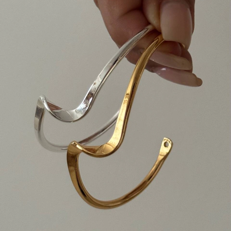 دستبند بنگل زنانه مینیمال طرح موج در دو رنگ طلایی و نقره ای آبکاری درجه یک نقره ضد حساسیت رنگ ثابت کد zmc