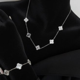 ست دستبند و گردنبند طرح ونکلیف Van Cleef رنگ ثابت با کیفیت بالا کد zmc (پس کرایه)