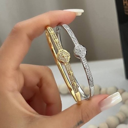 دستبند بنگل زنانه طرح ونکلیف Van Cleef نگین کاری شده فری سایز freesize رنگ ثابت با کیفیت بالا کد zmc (پس کرایه)