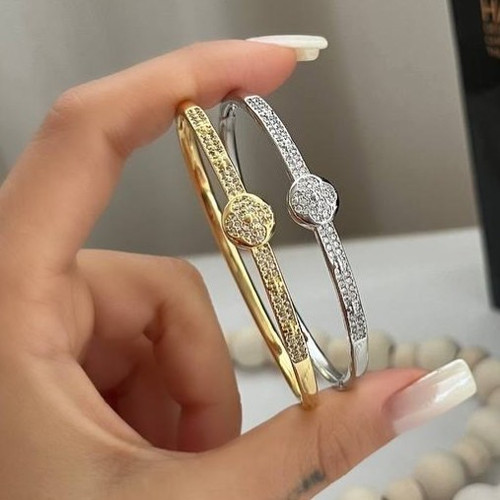 دستبند بنگل زنانه طرح ونکلیف Van Cleef نگین کاری شده فری سایز freesize رنگ ثابت با کیفیت بالا کد zmc (پس کرایه)