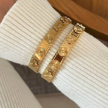 دستبند بنگل زنانه طرح ونکلیف Van Cleef فری سایز freesize رنگ ثابت با کیفیت بالا کد zmc (پس کرایه)