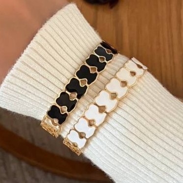 دستبند بنگل زنانه طرح لویی ویتون Louis Vuitton فری سایز freesize رنگ ثابت با کیفیت بالا کد zmc (پس کرایه)