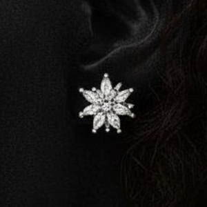 گوشواره زنانه مینیمال در طرح های متنوع گل و پروانه و اشک نگین کاری شده رنگ کاملا ثابت کد ztj (پس کرایه)
