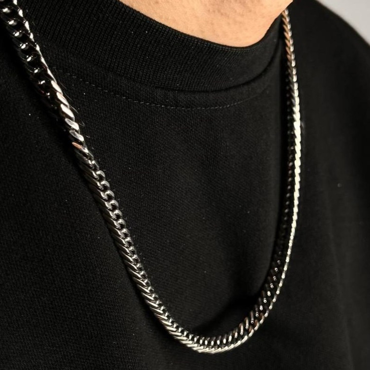 گردنبند مردانه طرح کارتیه Cartier سیاه قلم جنس استیل عیار 316 رنگ کاملا ثابت کد ztk (پس کرایه)