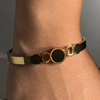 دستبند بنگل زنانه طرح پروانه نگین کاری شده فری سایز freesize رنگ ثابت کد ztk (پس کرایه)