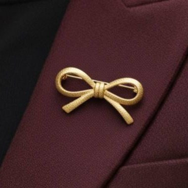 گل سینه زنانه طرح لویی ویتون Louis Vuitton سیلور نگین کاری شده رنگ کاملا ثابت کد zgy (پس کرایه)