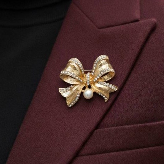 گل سینه زنانه طرح لویی ویتون Louis Vuitton سیلور نگین کاری شده رنگ کاملا ثابت کد zgy (پس کرایه)