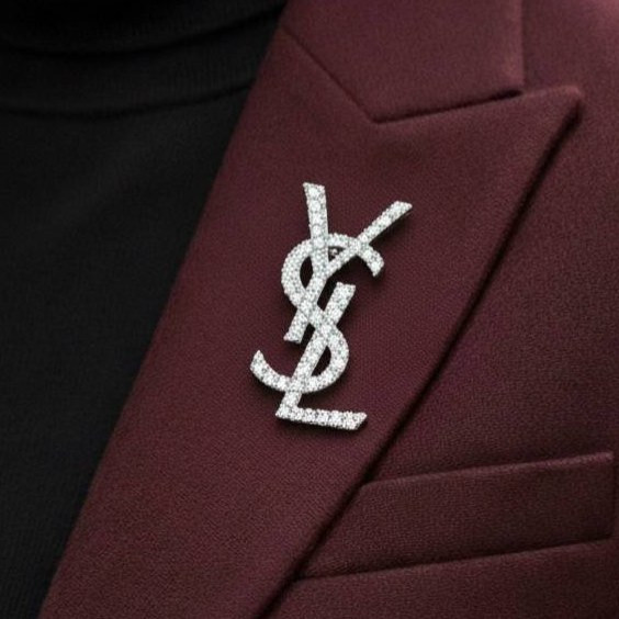 گل سینه زنانه طرح لویی ویتون Louis Vuitton سیلور نگین کاری شده رنگ کاملا ثابت کد zgy (پس کرایه)