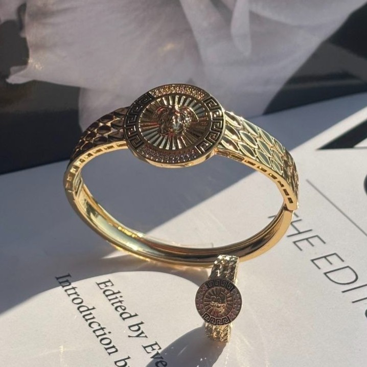 ست دستبند و انگشتر نگین دار زنانه طرح ورساچه Versace فری سایز freesize رنگ ثابت کد sm (پس کرایه)