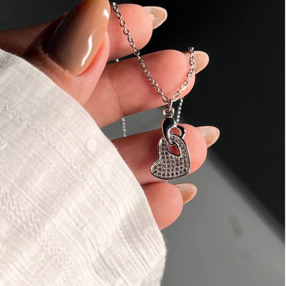 گردنبند و آویز زنانه نگین دار طرح ستاره و ماه نقره ای رنگ کاملا ثابت کد tk (پس کرایه)