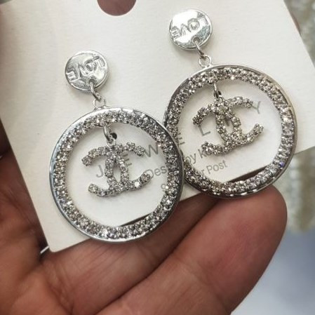 گوشواره طرح برند شنل Chanel تنوع طرح رنگ کاملا ثابت کد bn (پس کرایه)