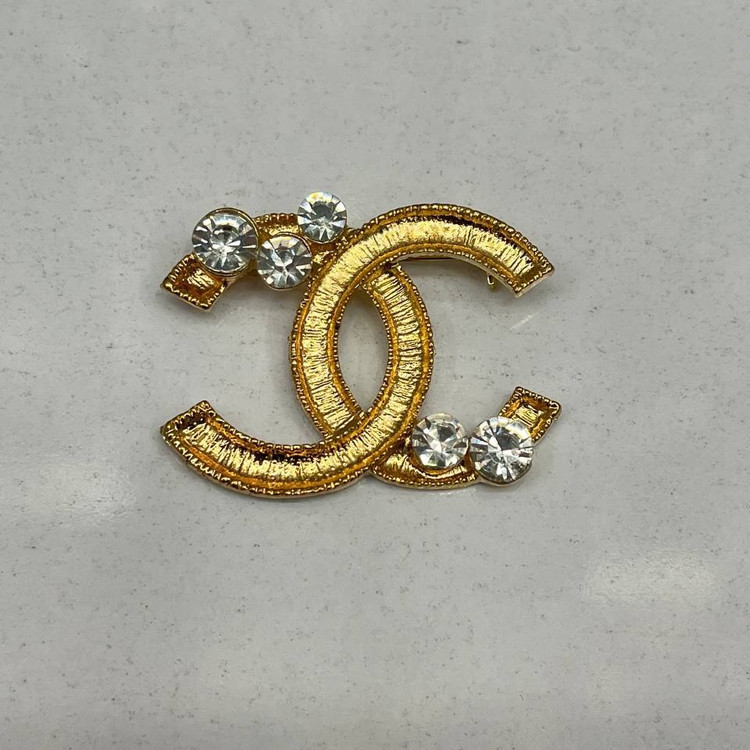 گل سینه نگین جواهری مدل شنل Chanel آویز تنوع طرح رنگ کاملا ثابت کد bn (پس کرایه)
