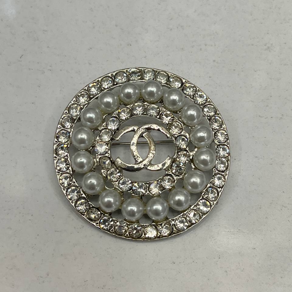 گل سینه نگین جواهری مدل شنل Chanel نقره ای تنوع طرح رنگ کاملا ثابت کد bn (پس کرایه)