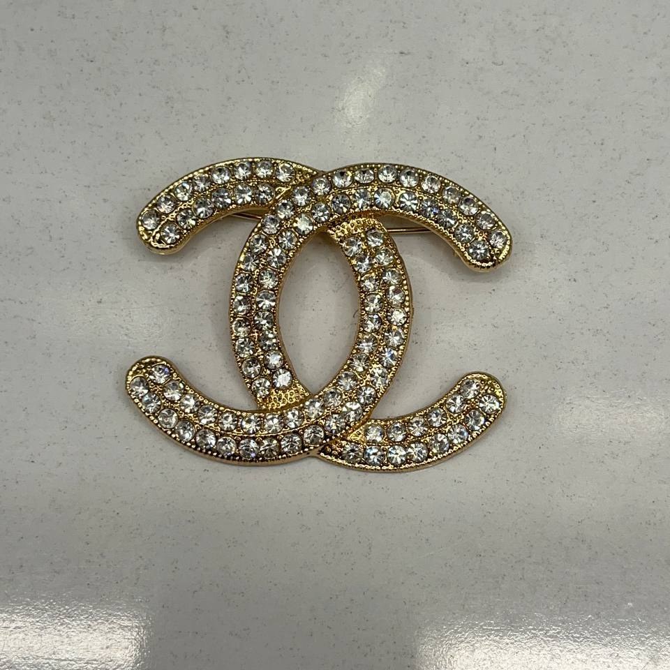 گل سینه نگین جواهری مدل شنل Chanel تنوع طرح رنگ کاملا ثابت کد bn (پس کرایه)