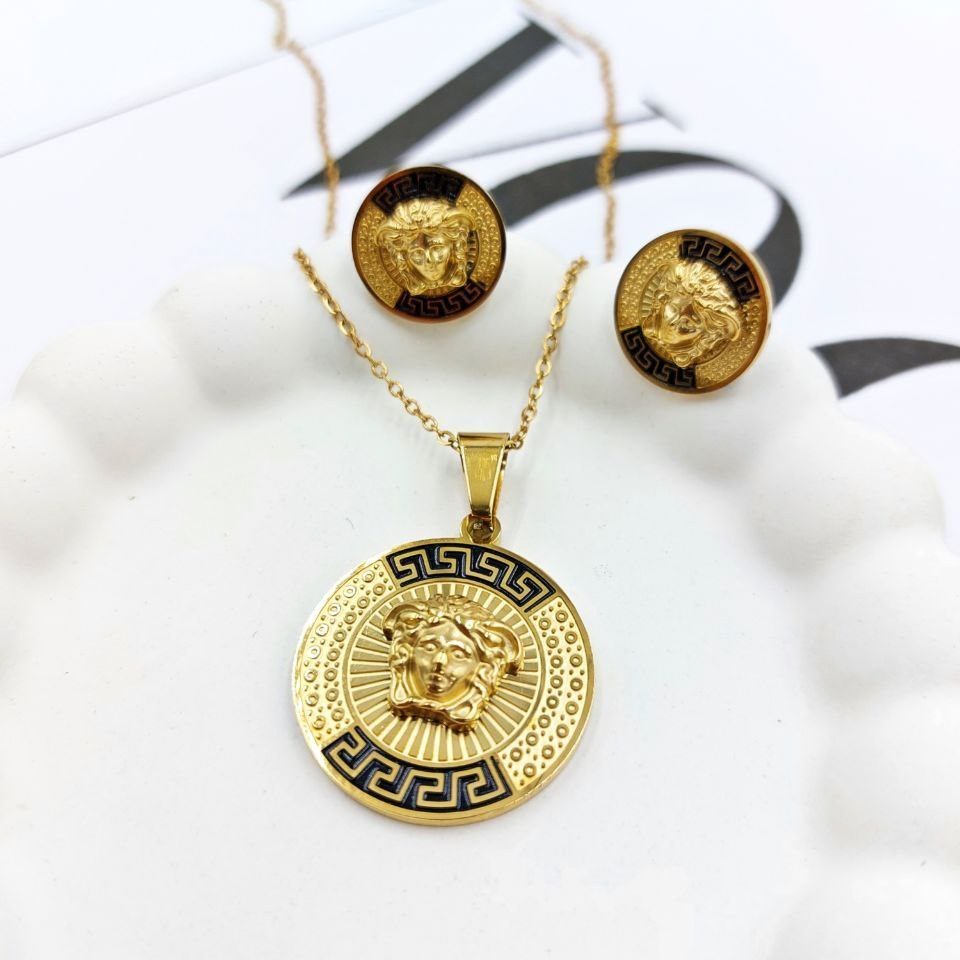 نیم ست گردنبند و گوشواره استیل زنانه طرح مشکی طلایی ورساچ Versace رنگ کاملا ثابت کد mp (پس کرایه)