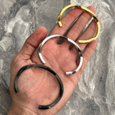 دستبند بنگل طرح پیچ خورده زیبا در تنوع رنگ کد05 (پس کرایه)