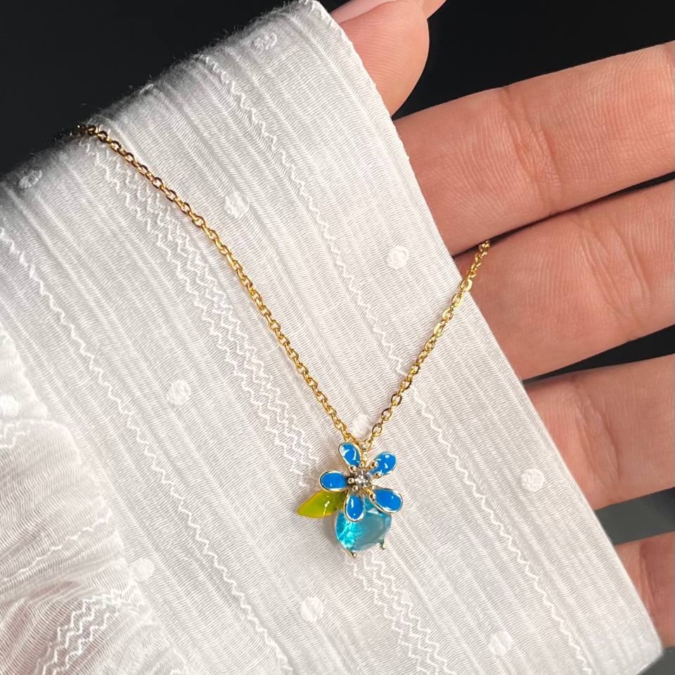 گردنبند و آویز پلاک طرح جواهری زنانه طرح گل سفید و نگین تنوع طرح رنگ ثابت کد tk (پس کرایه)