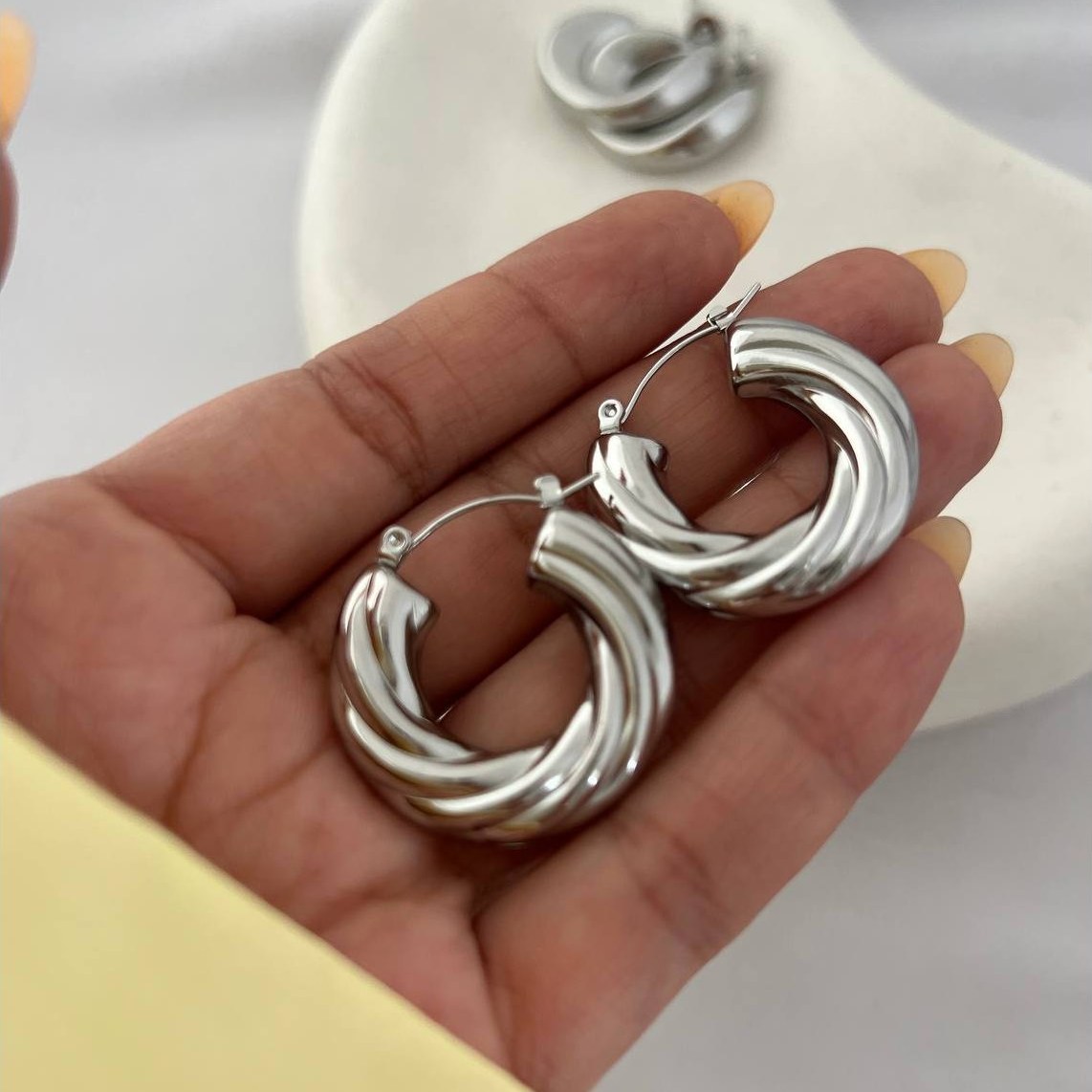 گوشواره استیل زنانه طرح حلقه ای تنوع طرح رنگ ثابت و ضد حساسیت کد tj (پس کرایه)
