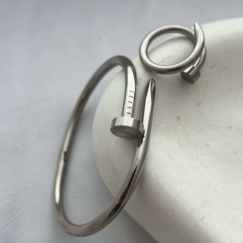 ست دستبند و انگشتر استیل زنانه طرح میخ کارتیر رنگ ثابت کد tj (پس کرایه)