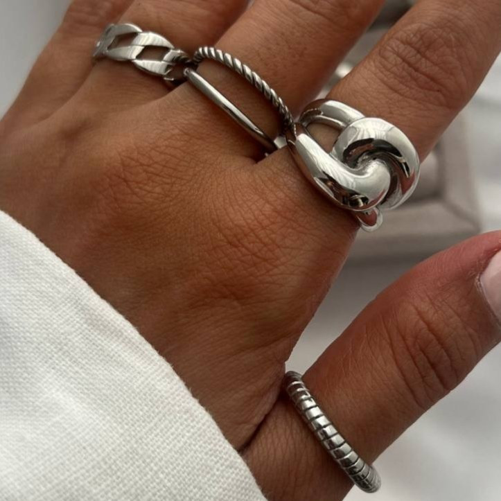 انگشتر استیل زنانه تنوع طرح رنگ ثابت کد tj (پس کرایه)