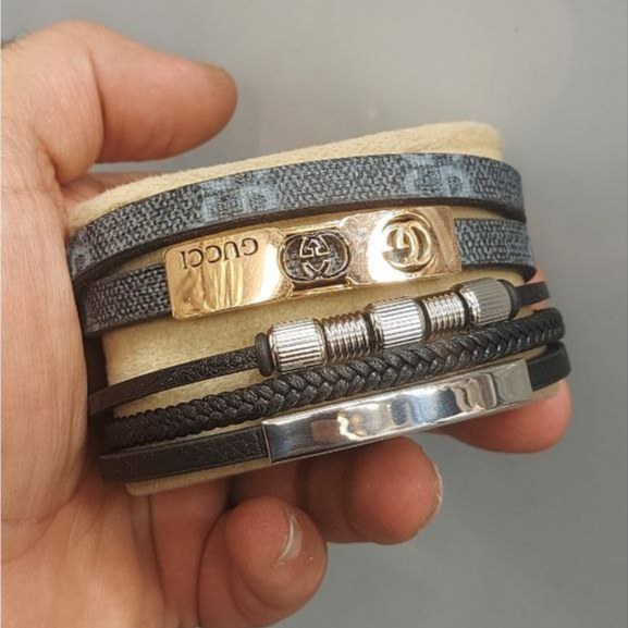 دستبند چرمی قفل و پلاک استیل مردانه طرح گوچی Gucci کیفیت چرم عالی در تنوع طرح رنگ ثابت کد bn (پس کرایه)