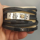 دستبند چرمی قفل و پلاک استیل مردانه طرح رولکس Rolex کیفیت چرم عالی تنوع طرح رنگ ثابت کد bn (پس کرایه)