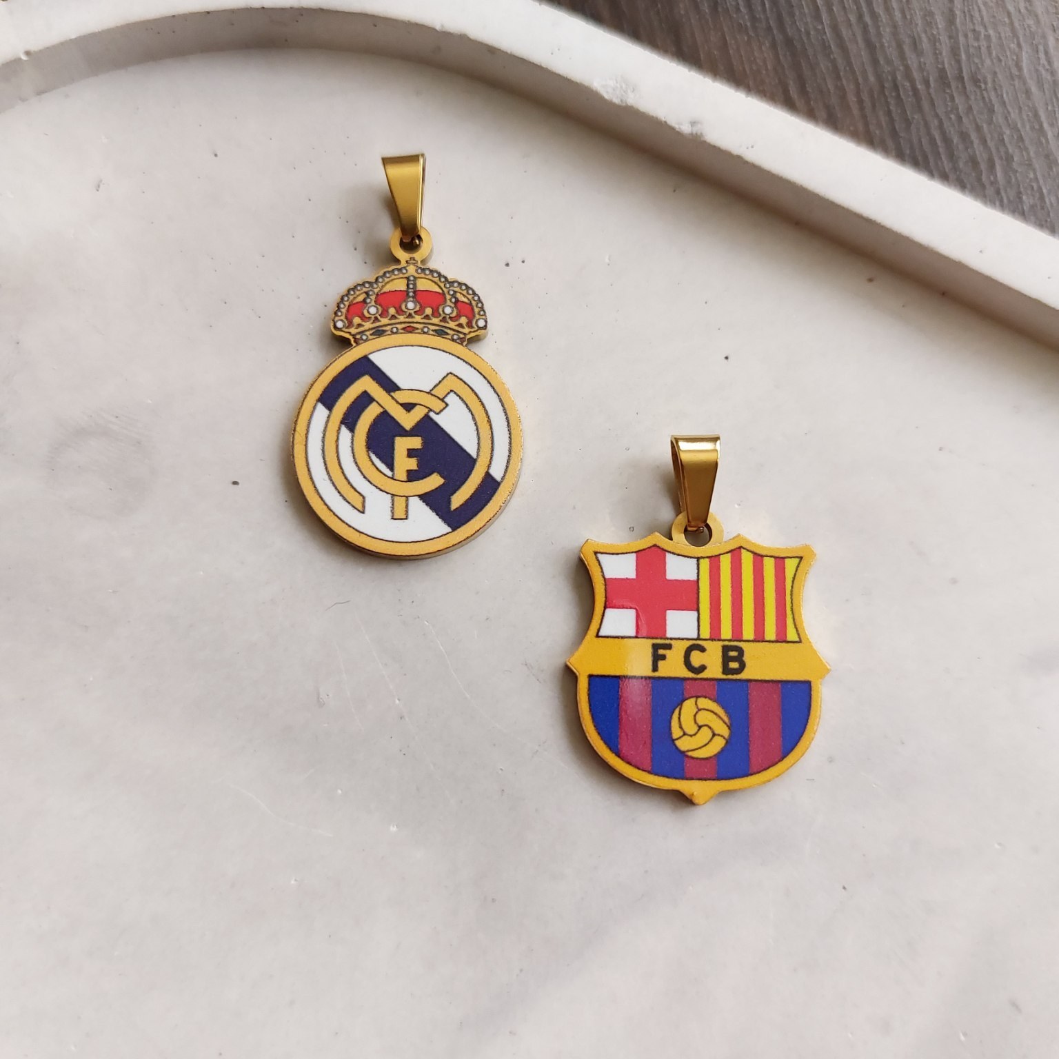 گردنبند و آویز پلاک استیل مردانه طرح لوگوی باشگاه فوتبال بارسلونا FCB رنگ ثابت کد mp (پس کرایه)