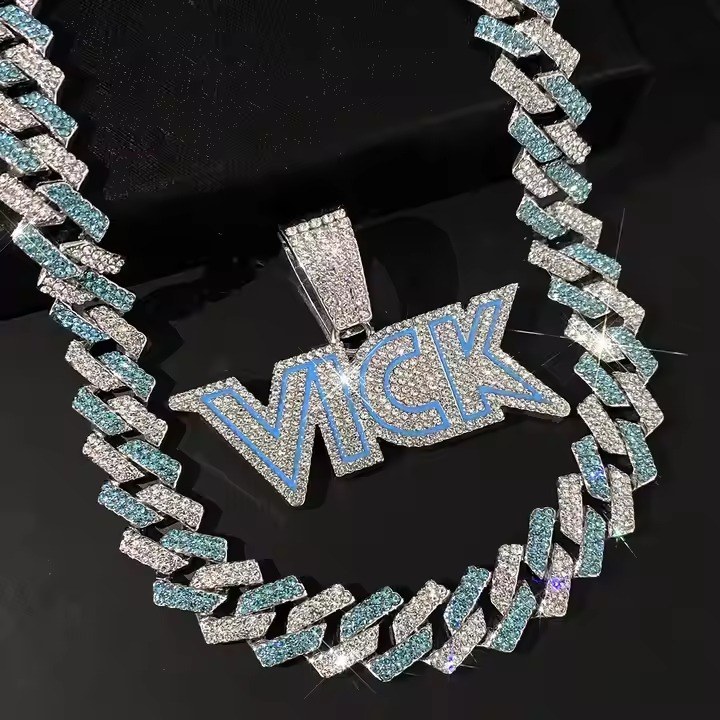 گردنبند و آویز پلاک فول نگین طرح VICK رنگ ثابت کد vn (پس کرایه)