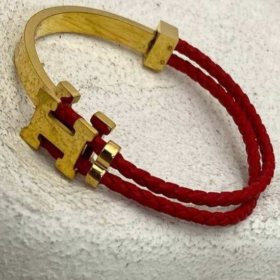 دستبند چرمی قفل و پلاک استیل طرح هرمس Hermes رنگ ثابت کد tj (پس کرایه)