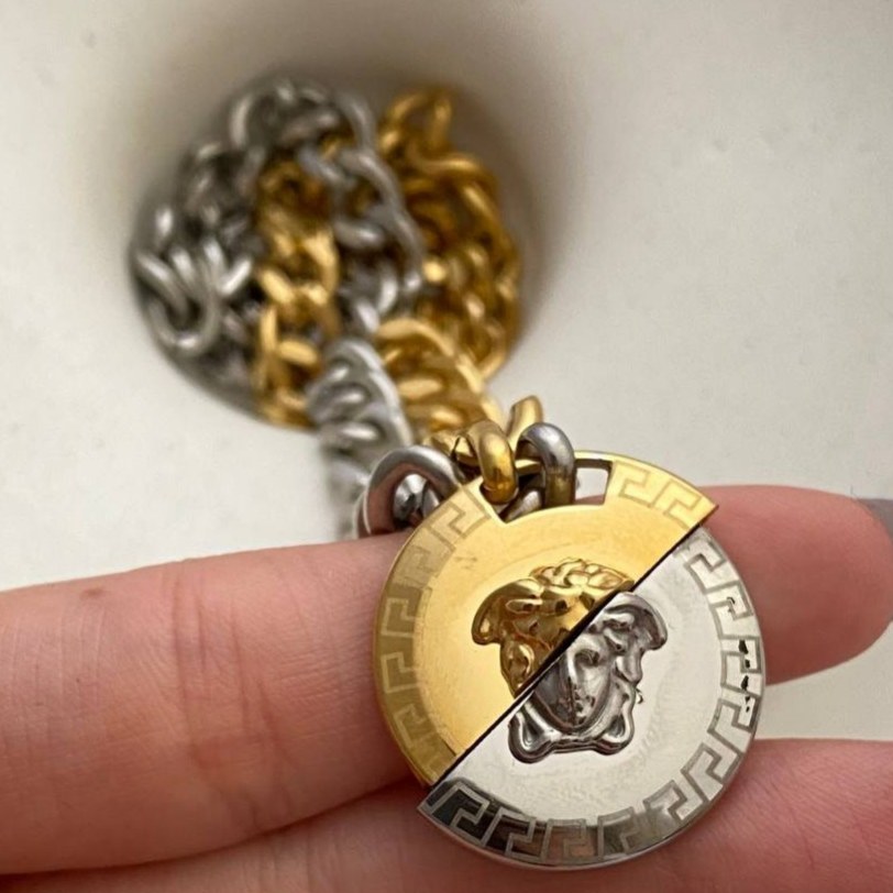 نیم ست گردنبند و دستبند استیل زنانه طرح ورساچه Versace طلایی نقره ای رنگ ثابت کد tj (پس کرایه)